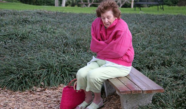 El motivo por el que las personas mayores tienen más frío y cuándo hay que preocuparse