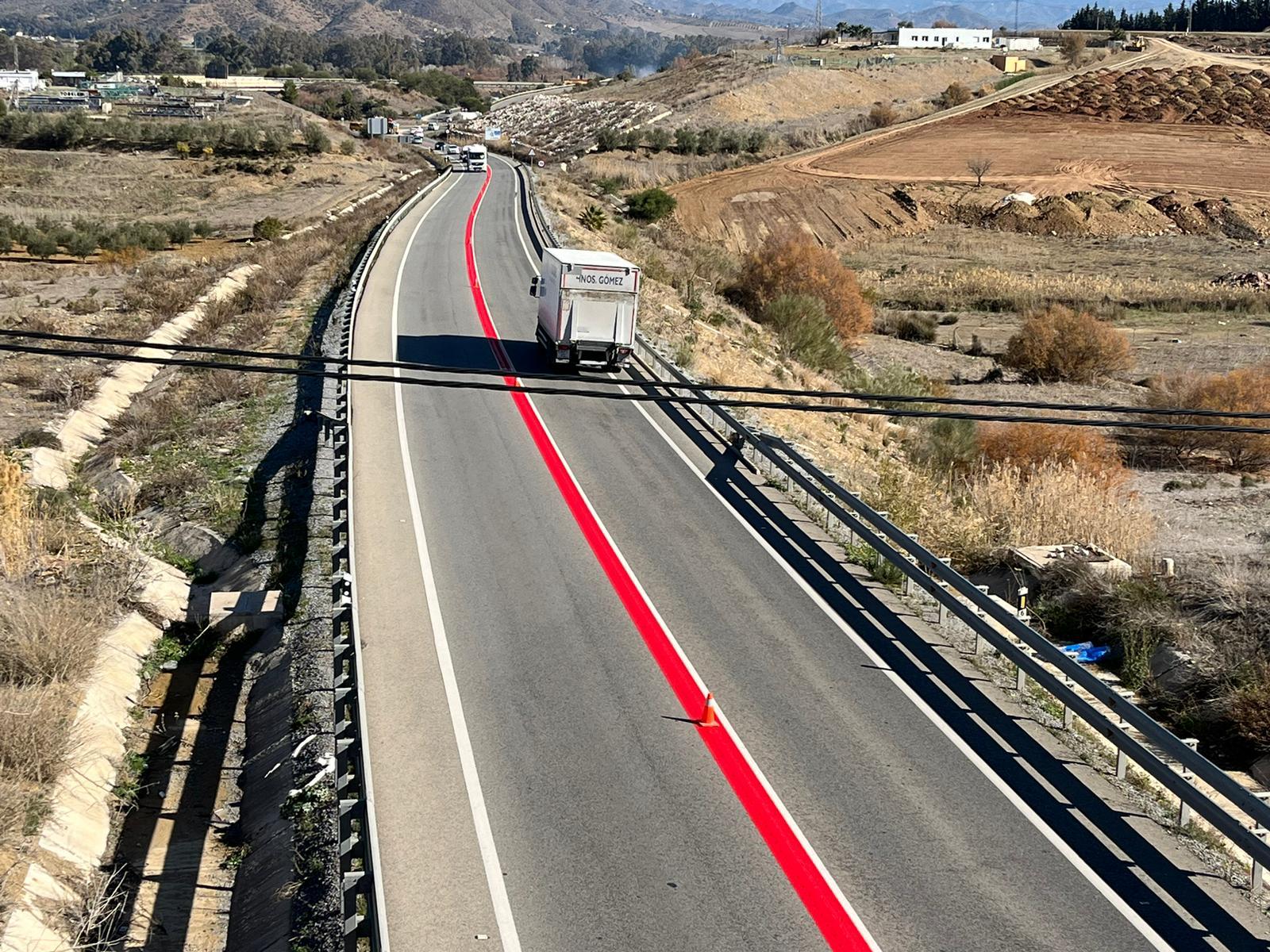 Qué significa la gran línea roja, la nueva marca vial de la DGT (Consejería de Fomento de la Junta de Andalucía)