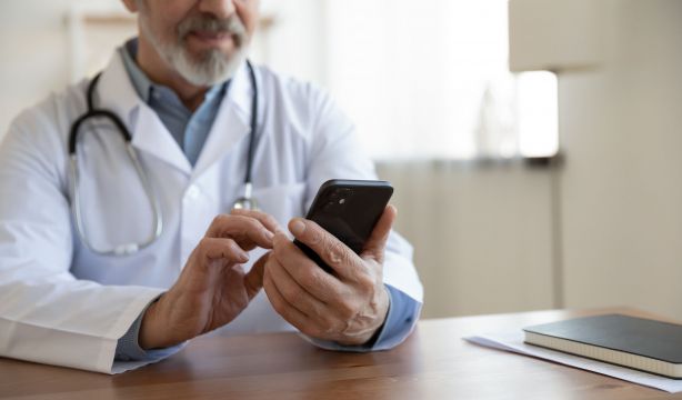 Una app de monitorización reduce los ingresos hospitalarios de mayores que viven en residencias (Bigstock)