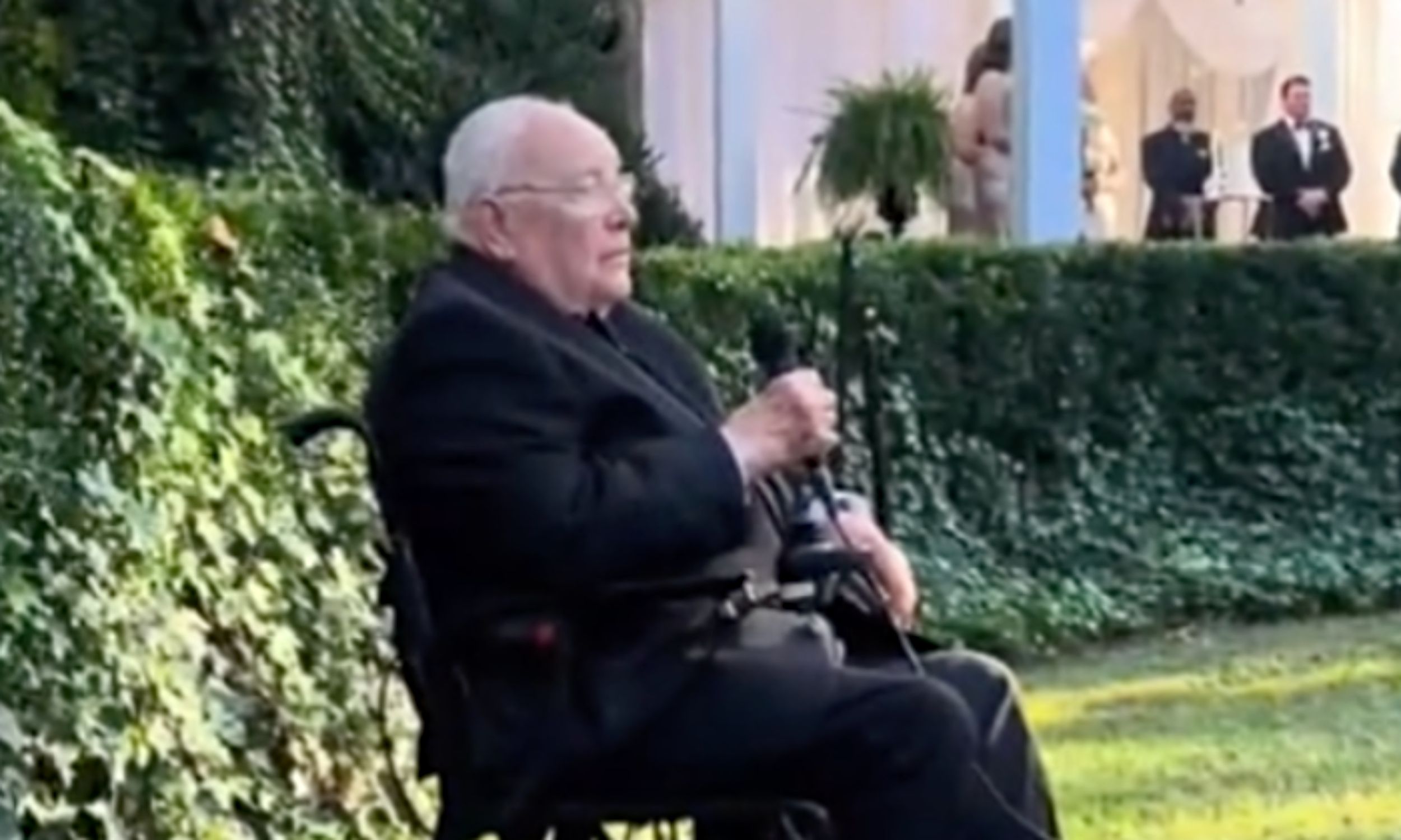 VÍDEO: Un hombre de 90 años canta en la boda de su nieta y protagoniza el momento más emotivo (TikTok)