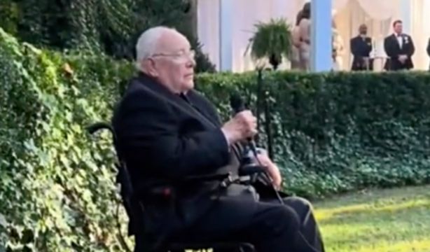 VÍDEO: Un hombre de 90 años canta en la boda de su nieta y protagoniza el momento más emotivo (TikTok)
