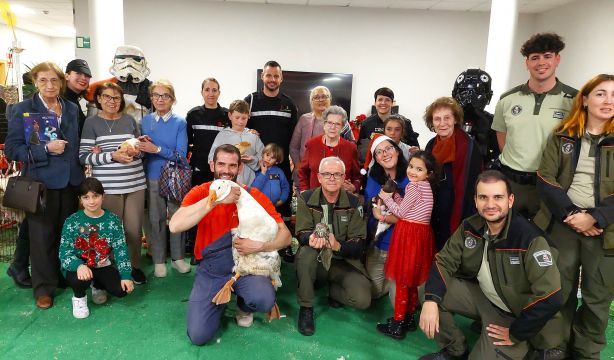 Personajes de 'Star Wars' entregan libros en una residencia de mayores para paliar la soledad