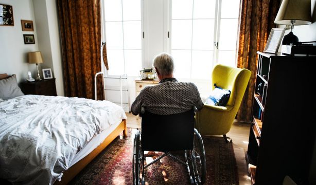 ¿Cómo combatir la soledad no deseada en personas mayores? (BigStock)
