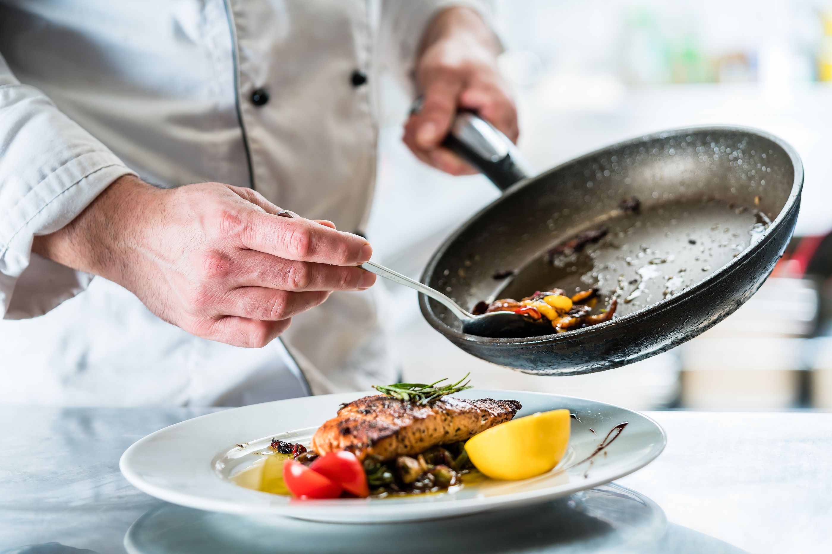 Los trucos para evitar que el pescado se pegue a la sartén