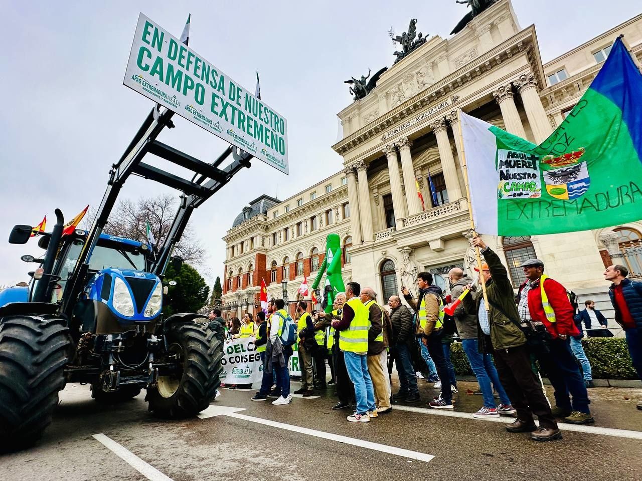 Planas propone 18 medidas para frenar la crisis del campo, pero se mantienen las protestas