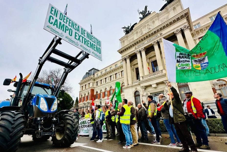 Planas propone 18 medidas para frenar la crisis del campo, pero se mantienen las protestas