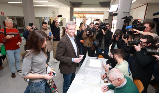 Elecciones Galicia 2024: El PP mantendría la mayoría absoluta en Galicia, según los sondeos