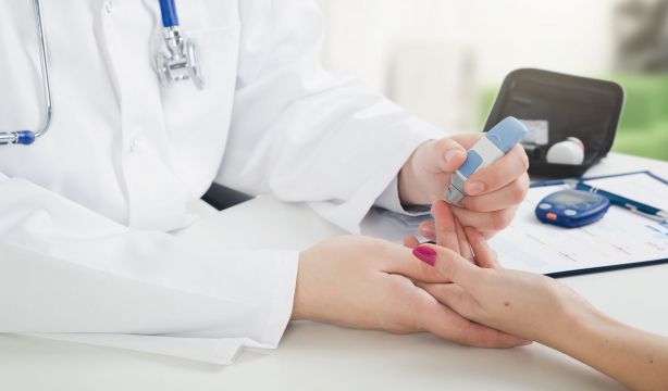 Hacer gárgaras con enjuague antiséptico funciona para controlar la diabetes (Bigstock)