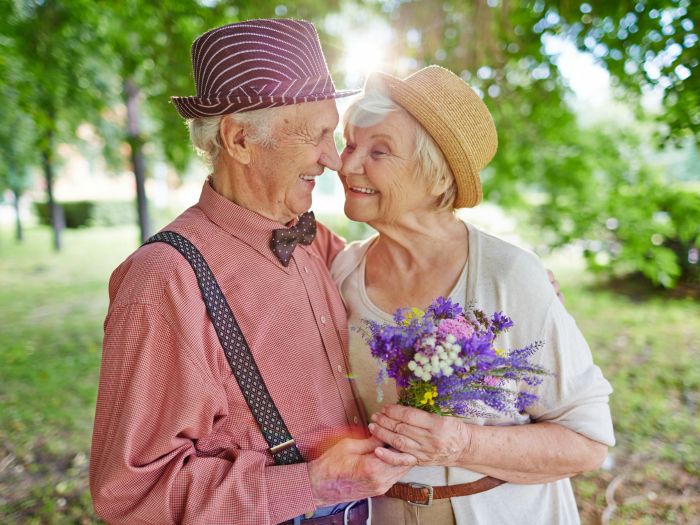 Pareja de mayores enamorados  