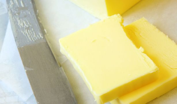 El truco para ablandar la mantequilla rápidamente sin fuego ni microondas (Bigstock)