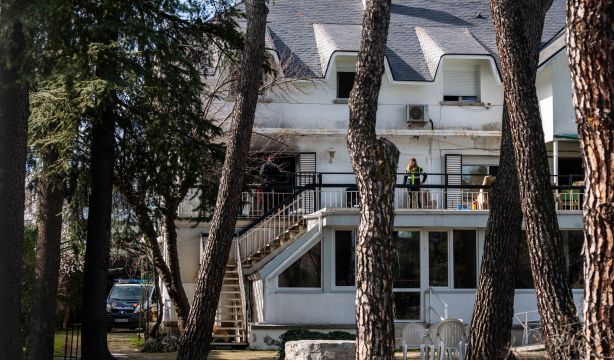 La explosión de un cargador, principal hipótesis del origen del incendio en la residencia de Aravaca