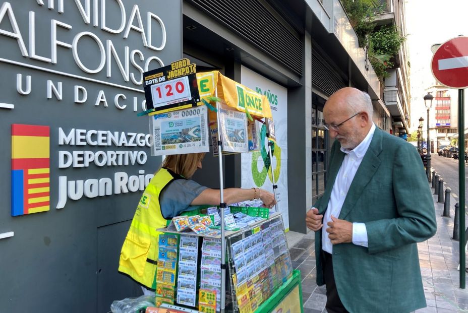 EuropaPress 4588322 juan roig compra cupones once (1)