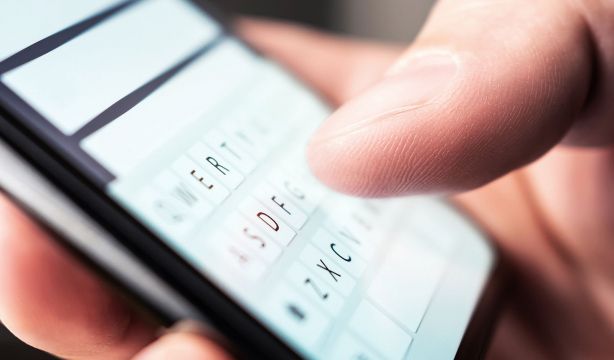 Una estafa suplanta a Infojobs y ofrece falsos puestos de trabajo a través de WhatsApp