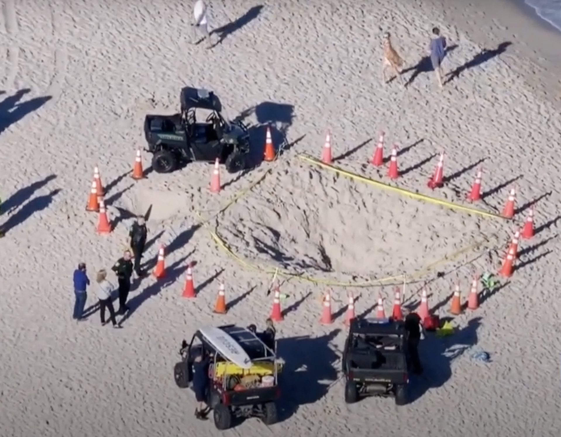 La arena se traga a dos niños que cavaban un hoyo jugando en la playa