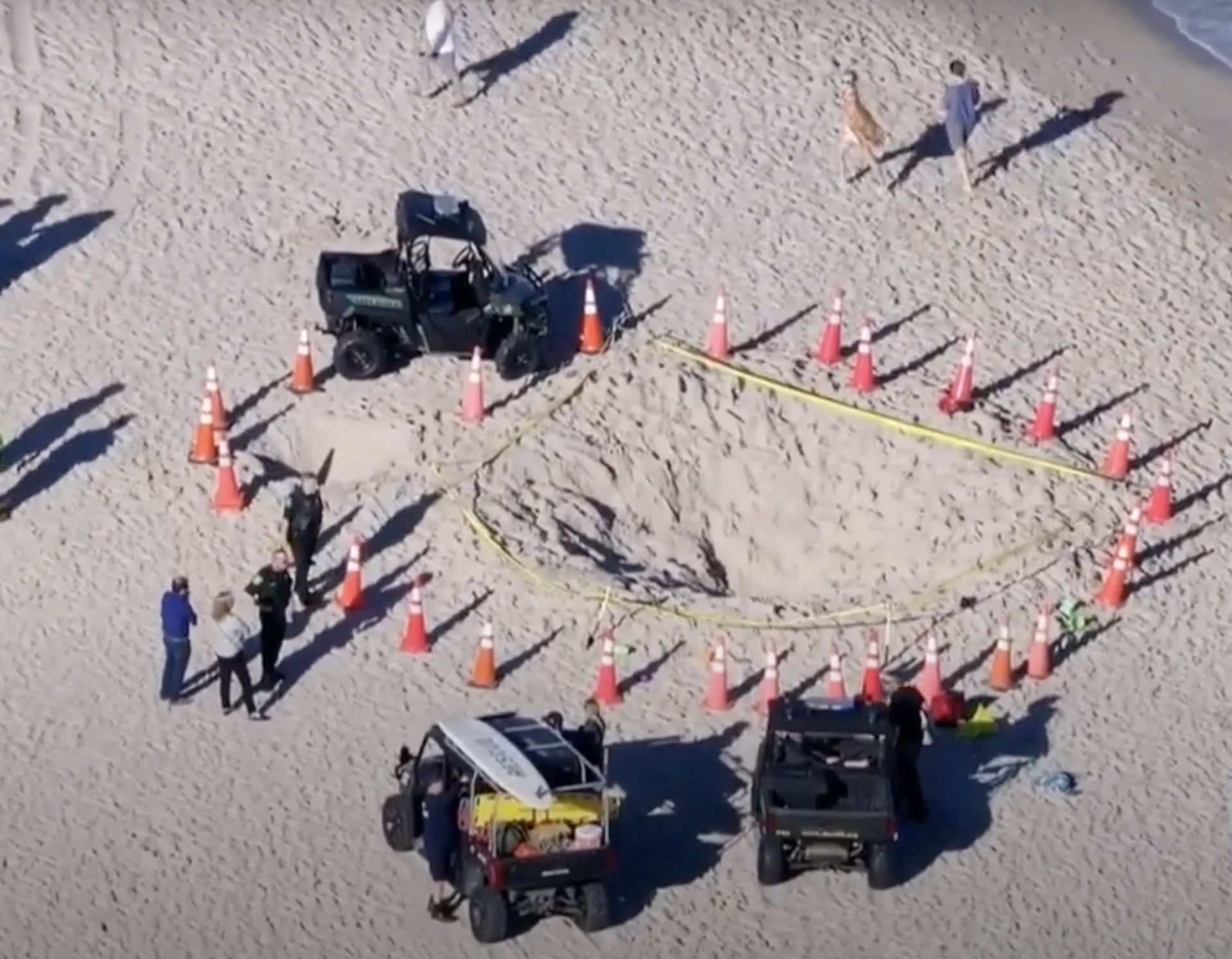 La arena se traga a dos niños que cavaban un hoyo jugando en la playa La arena se traga a dos niños que cavaban un hoyo jugando en la playa