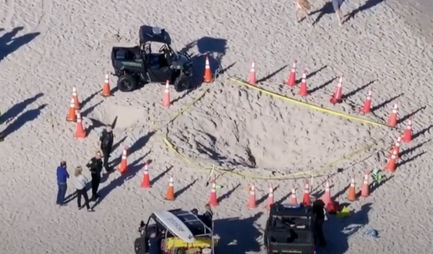 La arena se traga a dos niños que cavaban un hoyo jugando en la playa
