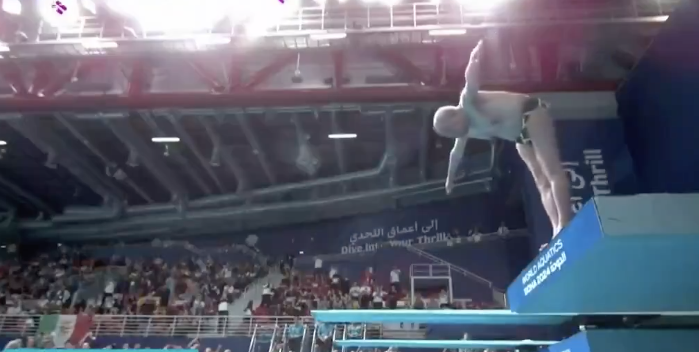 VÍDEO: Un iraní de 100 años sorprende al mundo con su salto al agua en trampolín