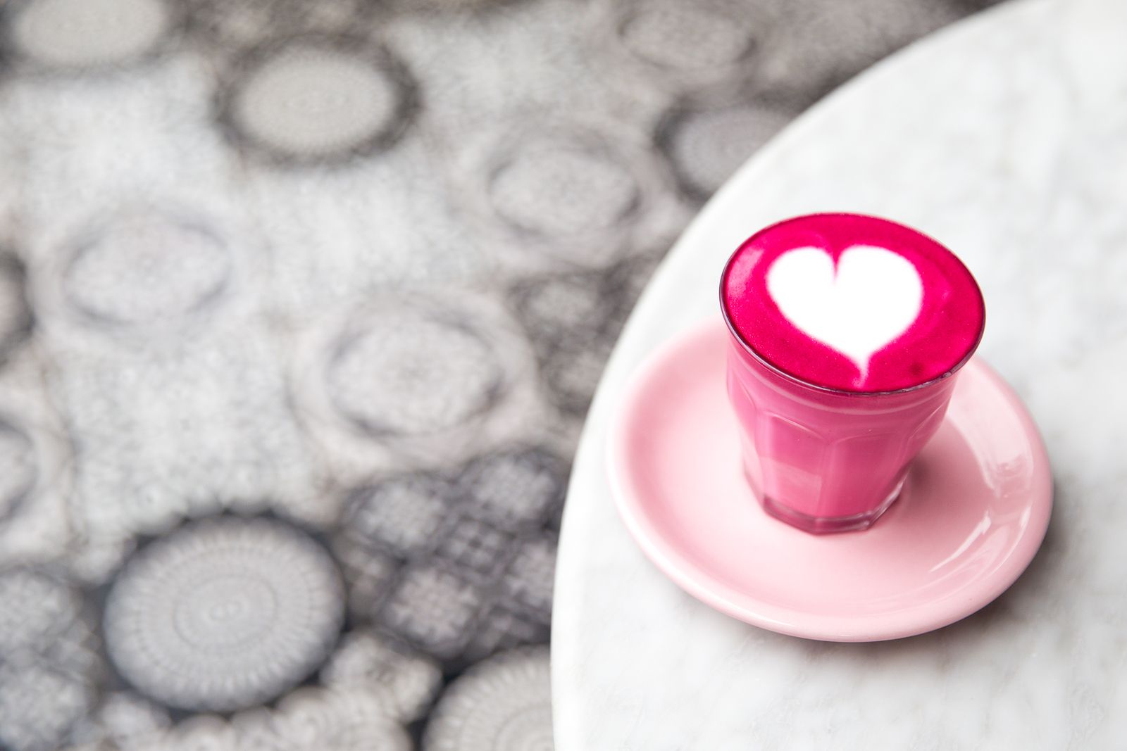 ¿Conoces el café rosa? La nueva moda llega a tu taza