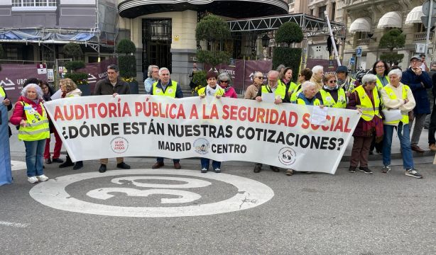 Los pensionistas entregan 35.000 firmas en el Congreso por la auditoría de la Seguridad Social