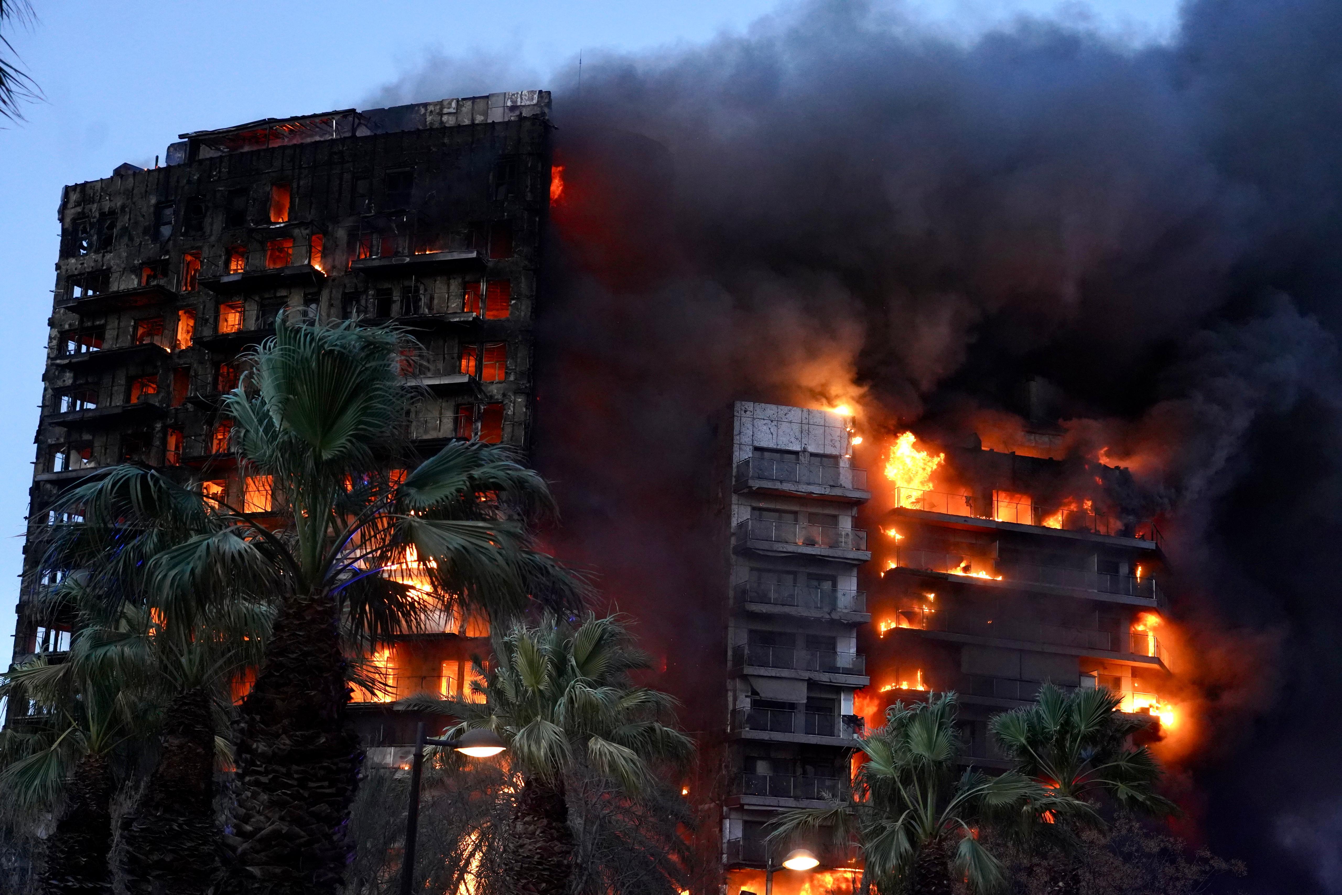 Nueve muertos en el devastador incendio que ha arrasado un edificio en Valencia