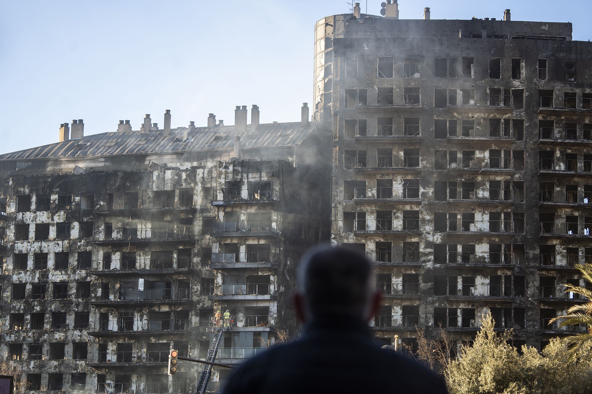 Vicente, vecino del edificio incendiado en Valencia: "Ardió como una falla"