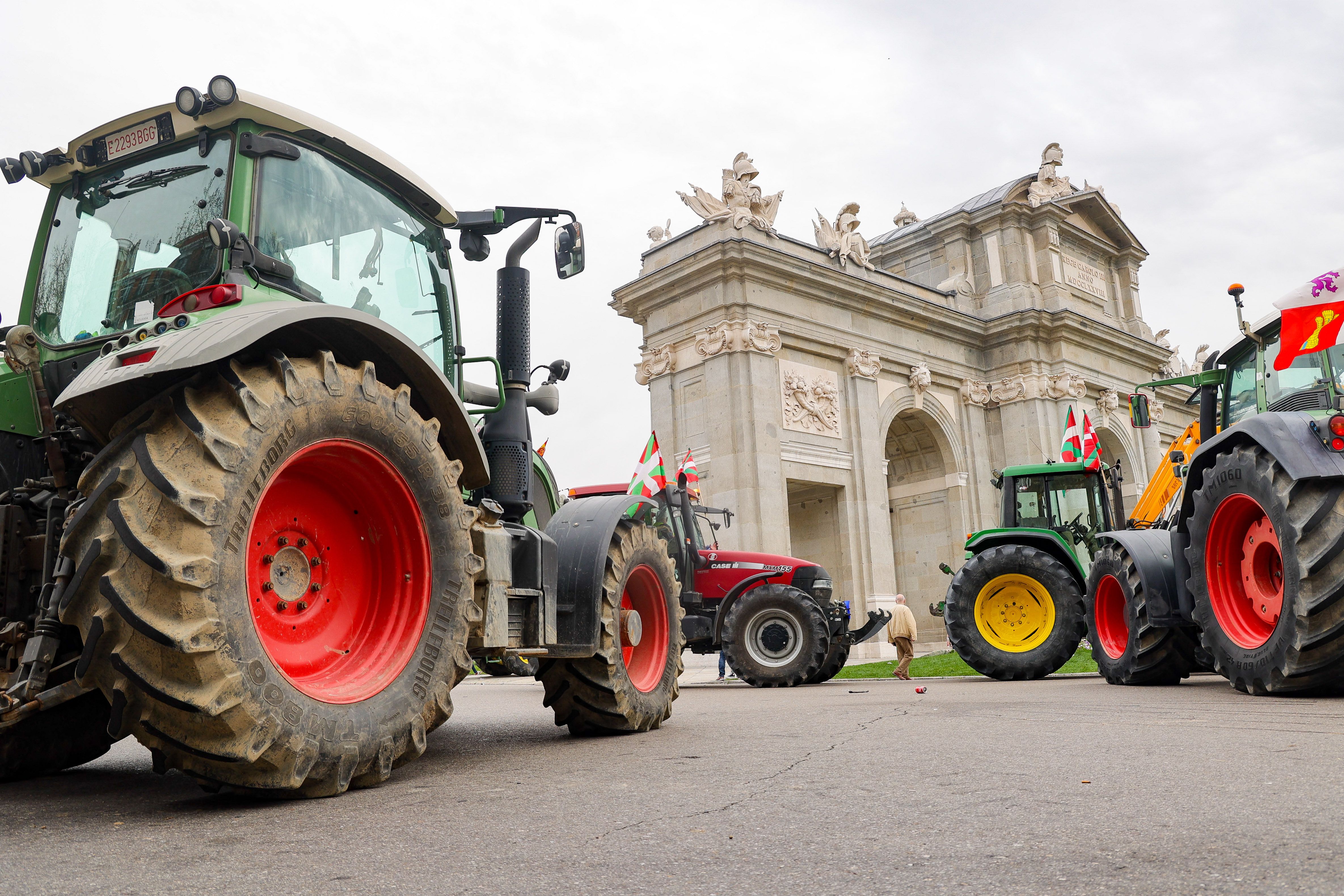 Más de 100 tractores recorren Madrid este lunes pidiendo apoyo y reconocimiento