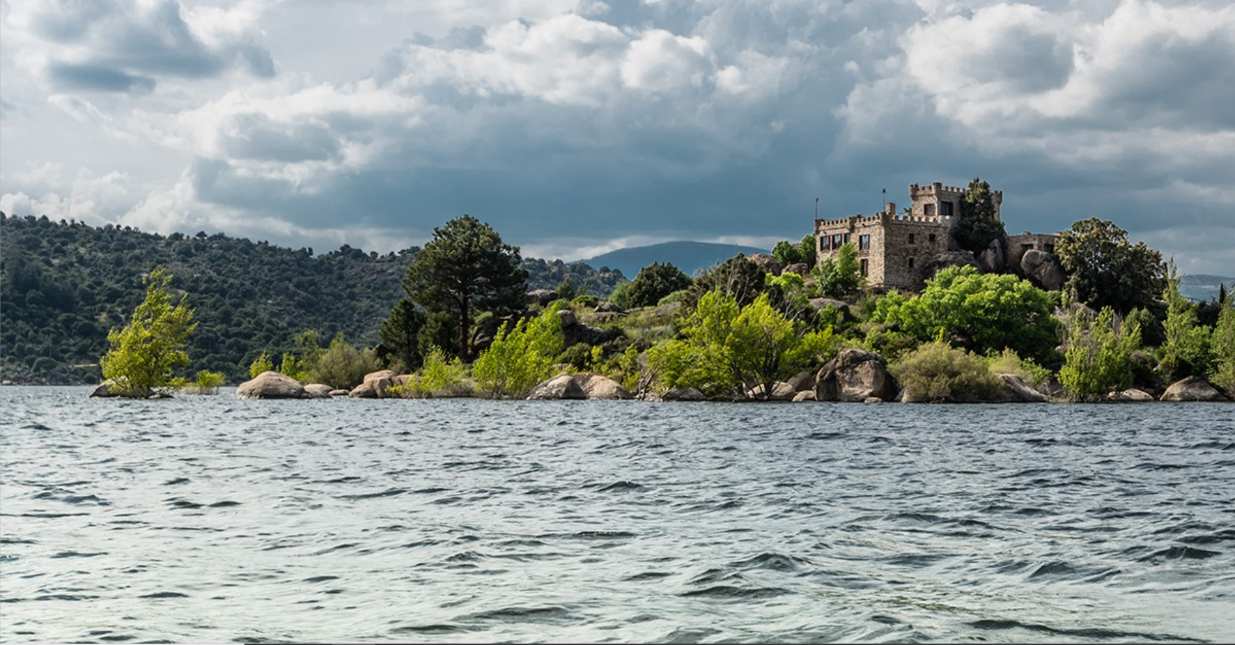 A la venta por 2,95 millones de euros una isla privada con castillo a una hora de Madrid (Idealista)