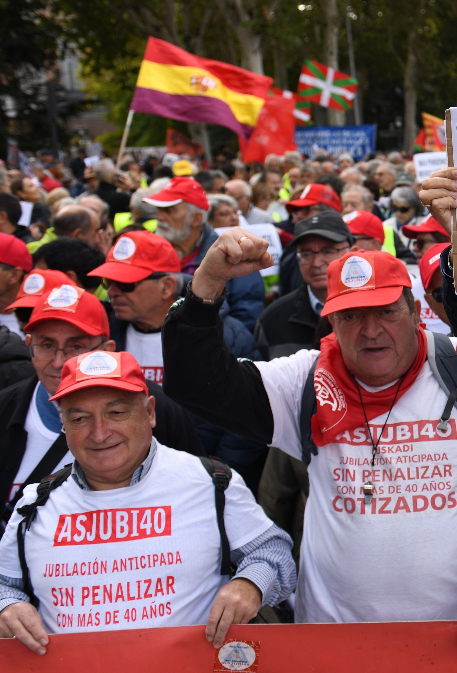 Asjubi40 se reúne con Podemos en el Congreso para reactivar su "justa reivindicación"