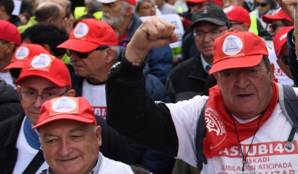 Asjubi40 se reúne con Podemos en el Congreso para reactivar su "justa reivindicación"