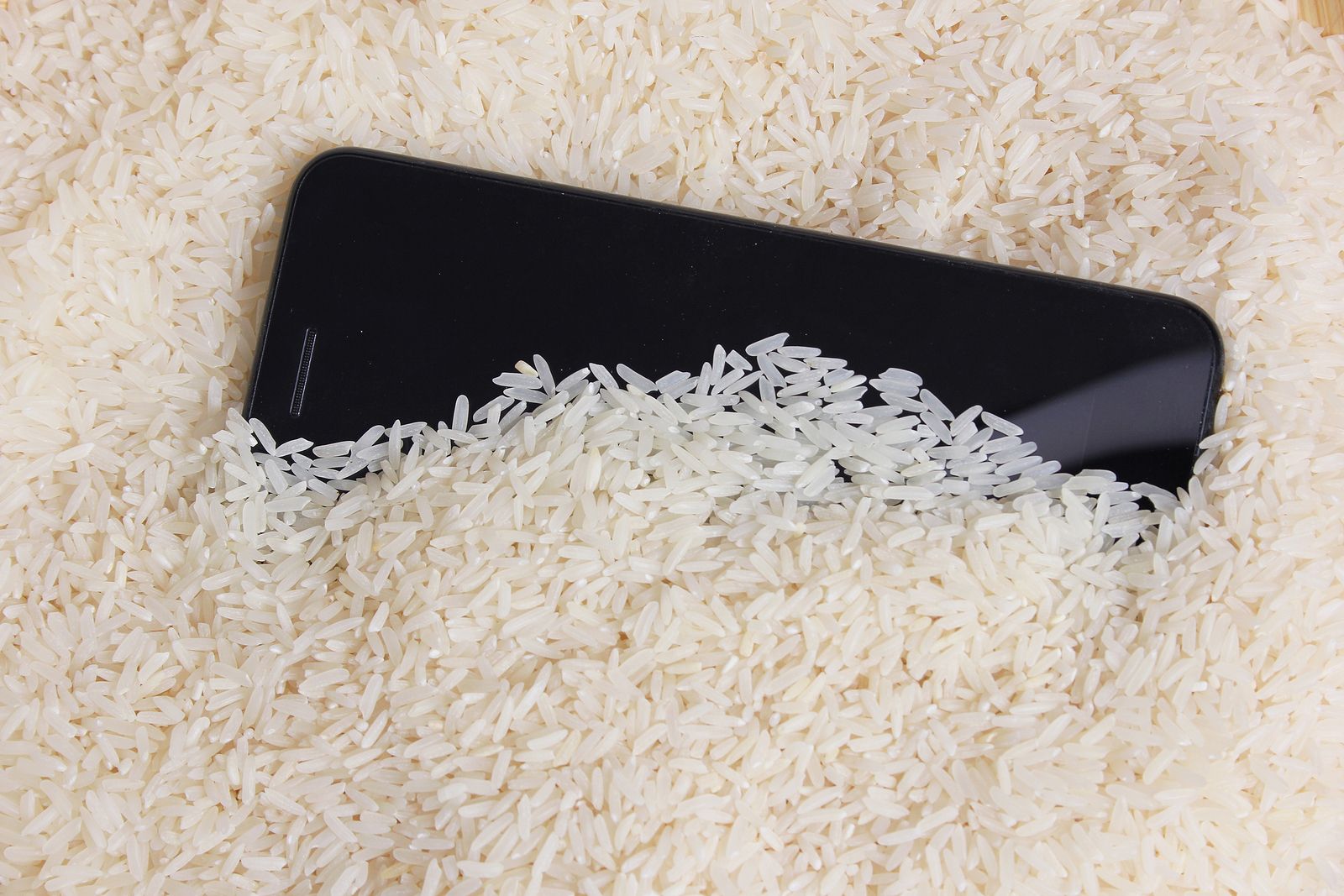 Apple desmonta de una vez por todas el mito del arroz para secar el móvil