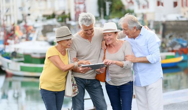 '55 y más', el programa pionero de Extremadura con el que ofrece cientos de viajes para los mayores (Bigstock)