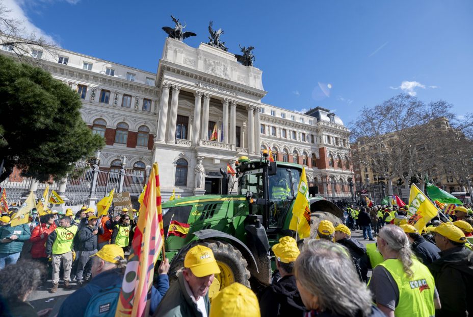 Los tractores vuelven a colapsar Madrid: "Nuestra ruina será tu hambre"