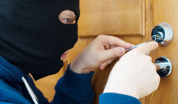 Ten mucho cuidado si cuando vuelves a casa ves esto en tu puerta
