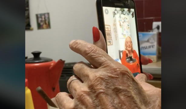 Le enseña a su abuelo a usar el móvil y su reacción se vuelve viral