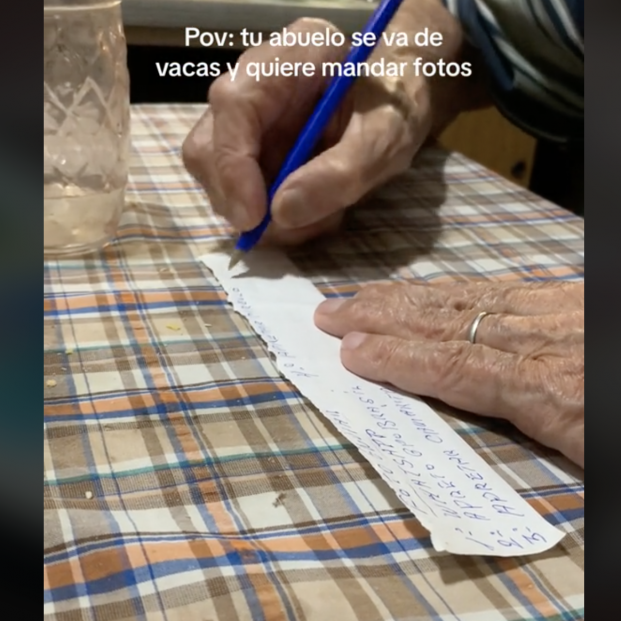 Le enseña a su abuelo a usar el móvil y su reacción se vuelve viral