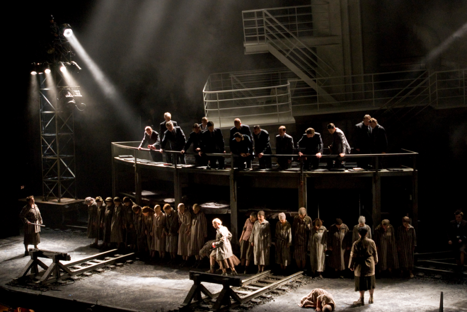 El Teatro Real estrena 'La pasajera', obra sobre el holocausto en Auschwitz impedida por la URSS (Teatro Real)