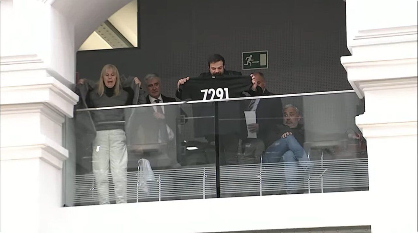 Expulsan de Cibeles a un familiar de un mayor fallecido en una residencia llorando y entre gritos