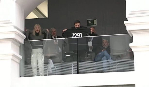Expulsan de Cibeles a un familiar de un mayor fallecido en una residencia llorando y entre gritos