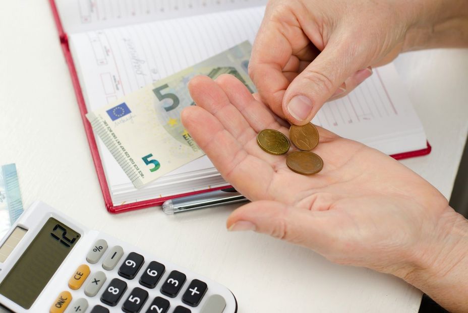 La pensión de viudedad no llega a 900 euros mensuales, pese a subir más del 5% en un año