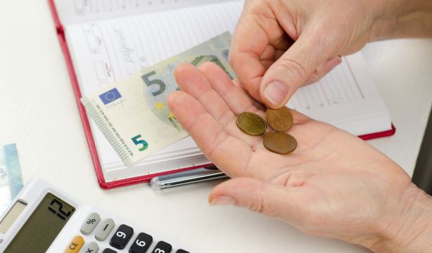 La pensión de viudedad no llega a 900 euros mensuales, pese a subir más del 5% en un año