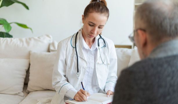 El precio del seguro de salud de AXA se dispara para los mayores: “Subirlo un 21,7% es una tropelía”