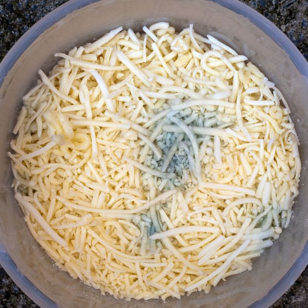 Una nutricionista comparte el truco ideal para mantener el queso rallado en buen estado bigstock 