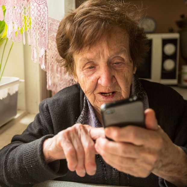Enviar fotos por WhatsApp y seguir amigos en redes, desafíos de los mayores al usar el móvil