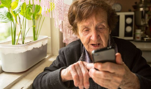 'Conecta Toledo': curso gratuito para mayores para sacar el máximo partido a sus teléfonos móviles