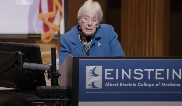 Una profesora de 94 años dona 1.000 millones para pagar las matrículas de todos los estudiantes (Facultad de Medicina Albert Einstein)