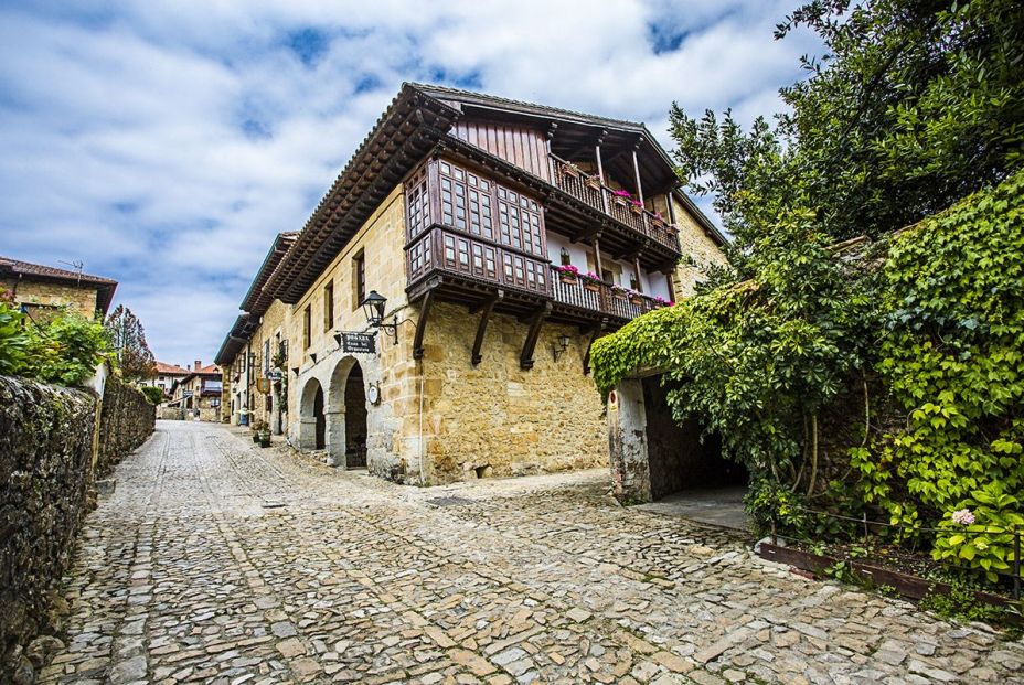 El pueblo más bonito de España, según National Geographic: dónde está y cómo llegar (Santillana del Mar Turismo)