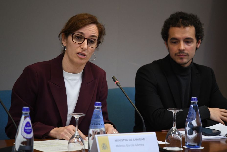 La ministra de Sanidad, Mónica García y el director General de Salud Pública y Equidad en Salud, Pedro Gullón Cosio