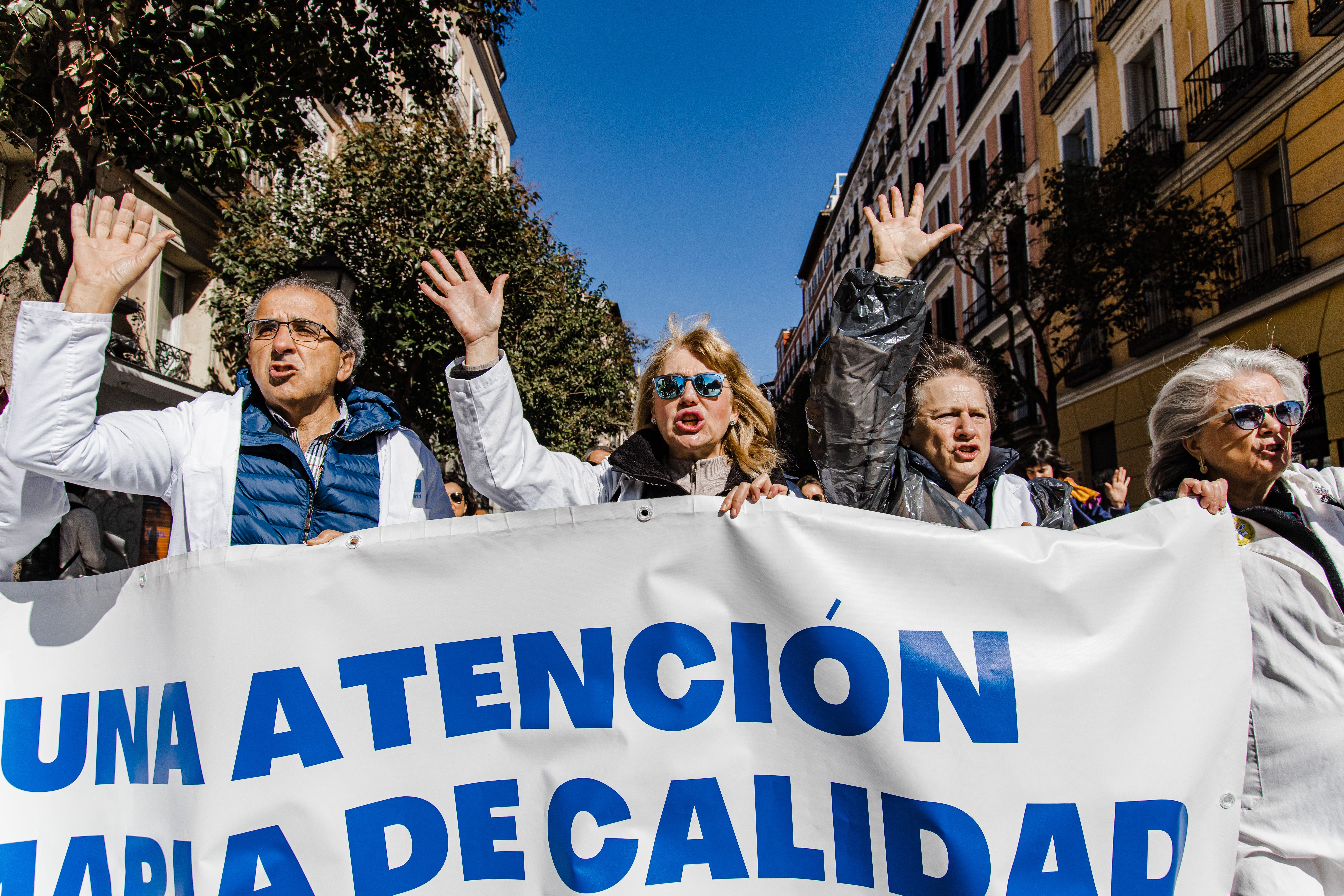 Sanidad se abre a excluir a los médicos mayores de 55 años de las guardias