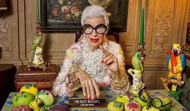 Muere Iris Apfel, gran icono de la moda que desafió al edadismo, a los 102 años