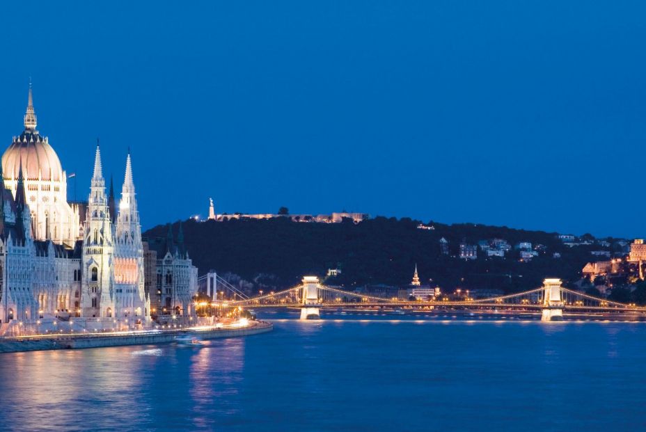 Hongrie Danube Budapest parlement by night©CroisiEurope (1)